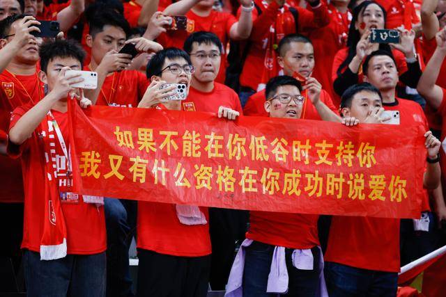 久未露面！欧文出席高中活动 与友人场边大笑心情非常不错