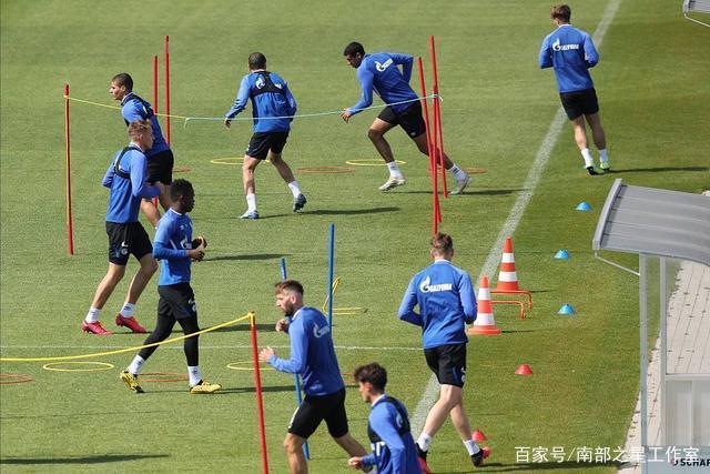 库里39分汤神对阵老东家22分 勇士险胜独行侠
